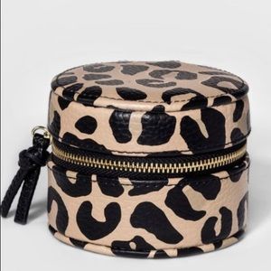 Travel round jewelry case